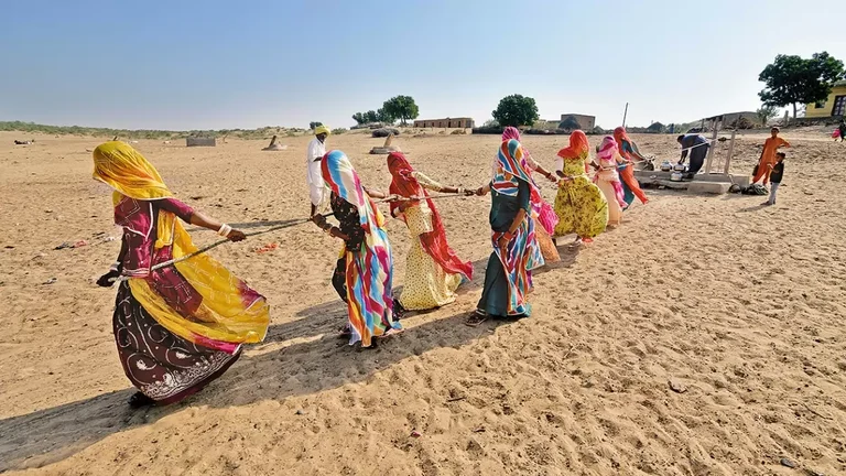 Mundane Life: For women living in Ramdev Nagar in Sheo Tehsil of Barmer, fetching drinking water is a daily struggle  - null