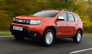 Dacia Duster - front tracking