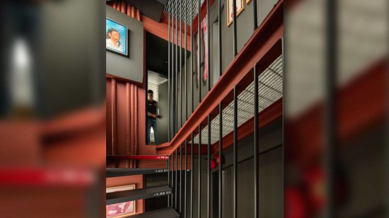 Conexión: Las habitaciones están conectadas por una escalera de metal, y cada una tiene un toque ligeramente diferente con la decoración y el arte.