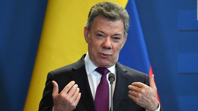 Premio Nobel de la Paz 2016, expresidente de Colombia Juan Manuel Santos: "Por sus decididos esfuerzos para poner fin a la guerra civil de más de 50 años del país".