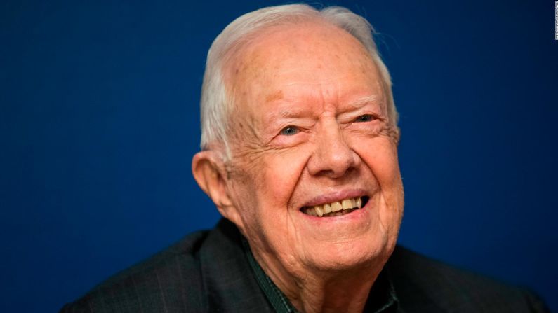 Premio Nobel de la Paz 2002, expresidente de Estados Unidos Jimmy Carter: "Por sus décadas de esfuerzo incansable para encontrar soluciones pacíficas a los conflictos internacionales, para promover la democracia y los derechos humanos, y para promover el desarrollo económico y social".