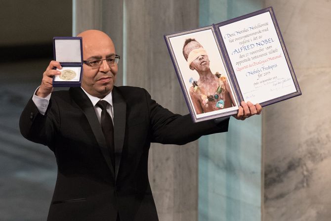 Premio Nobel de la Paz 2015, Cuarteto de Diálogo Nacional de Túnez, recibido por Mohamed Fadhel Mahfoudh: "Por su decisiva contribución a la construcción de una democracia pluralista en Túnez, a raíz de la Revolución Jasmine de 2011".