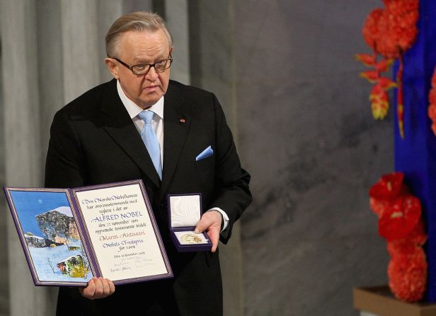 Premio Nobel de la Paz 2008, Martti Ahtisaari: "Por sus importantes esfuerzos, en varios continentes y durante más de tres décadas, para resolver conflictos internacionales".