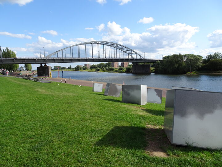 Le pont John Frost à Arnhem, qui a été le « pont trop loin » pendant la Seconde Guerre mondiale. PIeter Delicaat, CC BY-SA 4.0