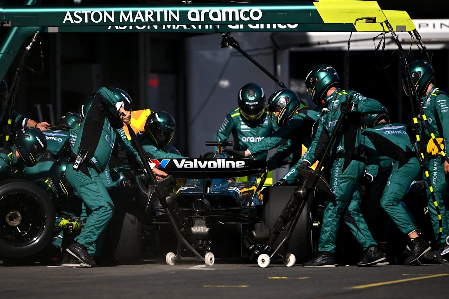 BAKU, AZERBAIJAN - SEPTEMBER 15: Lance Stroll of Canada driving the (18) Aston Martin AMR24 Mercedes makes a pitstop during the F1 Grand Prix of Azerbaijan at Baku City Circuit on September 15, 2024 in Baku, Azerbaijan. (Photo by Dan Mullan/Getty Images)