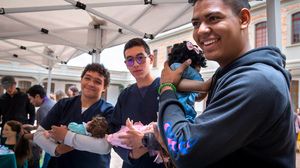 En un taller de un día de duración dirigido por la Escuela de Hombres al Cuidado en Bogotá, Colombia, estudiantes varones de medicina de la Universidad Sanitas aprenden a acunar a un bebé. Esta clase de participantes está formada por estudiantes de medicina, pero los inscritos habituales son padres de todo tipo.