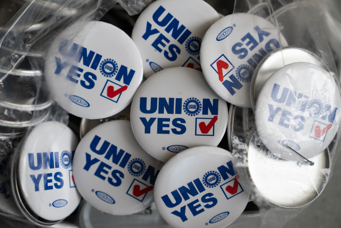 Pro-union workers at Mercedes-Benz have been wearing and handing out buttons throughout their campaign.