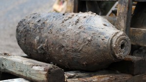 Weltkriegsbombe im Main wird am Sonntag entschärft