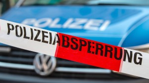 Sattelschlepper mit Hundefutter umgekippt