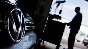 Gekündigter Ingenieur klagt sich bei VW ein