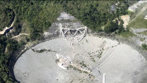 Riesiges Radioteleskop fällt in sich zusammen