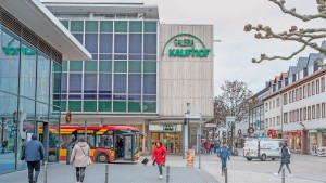 Eine Stadt übernimmt ein Kaufhaus