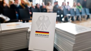 Neue Studie: Ostdeutsche sehen Verfassung kritischer