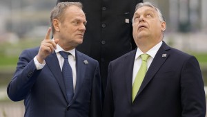 Asyl von Orbán, Ärger mit Tusk