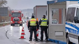 Dominospiel an der deutsch-österreichischen Grenze