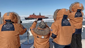 Treffen sich zwei Eisbrecher am Nordpol