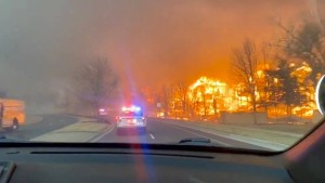 Tausende Menschen fliehen vor Waldbränden