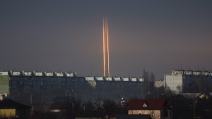 Massiver Raketenangriff auf mehrere Regionen