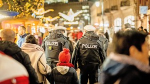 Kameras, Streifen und Poller für die Sicherheit