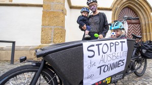 Eltern und Lehrer protestieren vor Tönnies-Anwesen