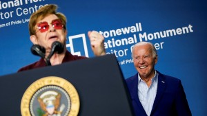 Elton John eröffnet LGBTQ-Museum mit Joe Biden