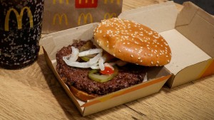 McDonald's nimmt Verkauf von Burger in Amerika wieder auf