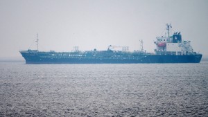 Havarierter Gefahrgut-Tanker in der Elbe wieder frei