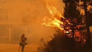 Flammen vertreiben 120.000 Menschen aus ihren Häusern