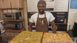 Afrikanischer Pizzabäcker in Italien