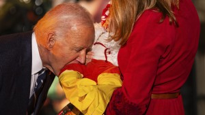 Joe Biden beißt Babys – Bilder gehen viral