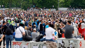 Mindestabstand nicht eingehalten, Flaschen geflogen