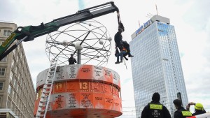 Letzte Generation besprüht Weltzeituhr auf Alexanderplatz