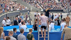 Mehr als 18.000 singen und beten im Waldstadion in Frankfurt