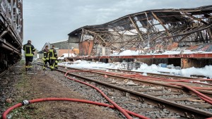 Feuer zerstört Teile von Lagerhalle in Fechenheim