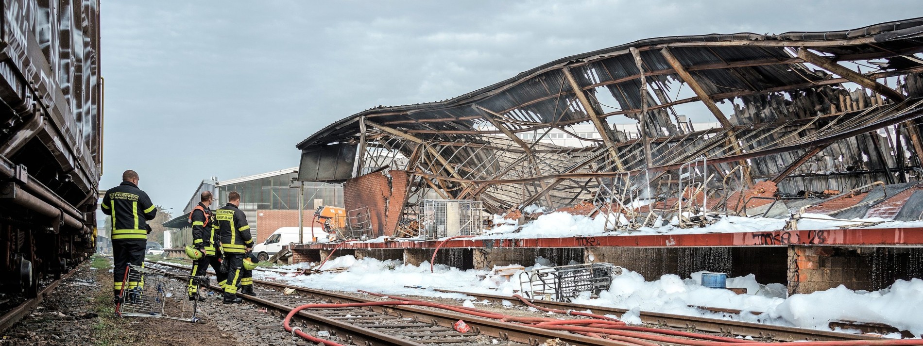 Feuer zerstört Teile von Lagerhalle in Fechenheim