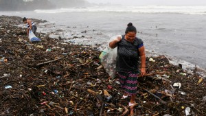 Plastikmüll überschwemmt Teile der Küste El Salvadors