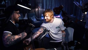 Ed Sheeran bekommt neues Tattoo