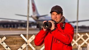 Männer, die auf Flugzeuge starren