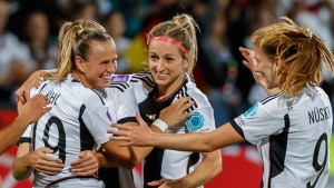 DFB-Frauen siegen und fordern Klarheit