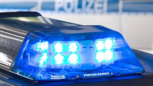 Mann raubt mit Messer ein Auto