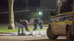 Täter attackiert Passanten und stirbt nach Polizeischüssen