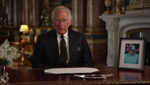 König Charles III. verspricht, ein „Leben lang zu dienen“