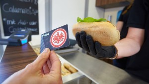 Längere Warteschlangen im Stadion 