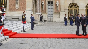 Handschlag vor Siegerkulisse