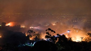 Auch Schwarzenegger flieht vor Flammen