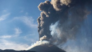 Flughafen auf Sizilien stellt nach Ausbruch des Ätna Betrieb ein