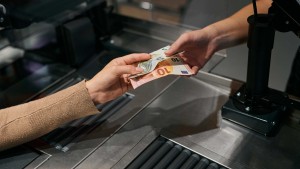 Warum die Supermärkte zunehmend sauer auf die Banken sind