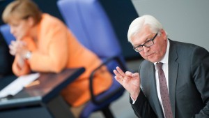 Merkel und Steinmeier streiten über die Euro-Politik