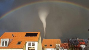 Tornado deckt in Unterfranken mehrere Dächer ab