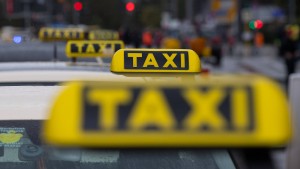 Berliner Polizei sucht Taxifahrer